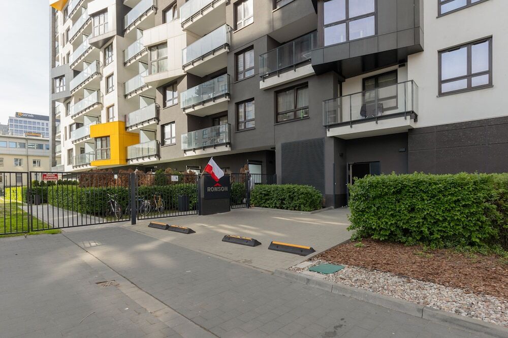 Metro Płocka Exquisite Apartments by Noclegi Renters — 4-Star Luxury Hotel in Warsaw, Poland