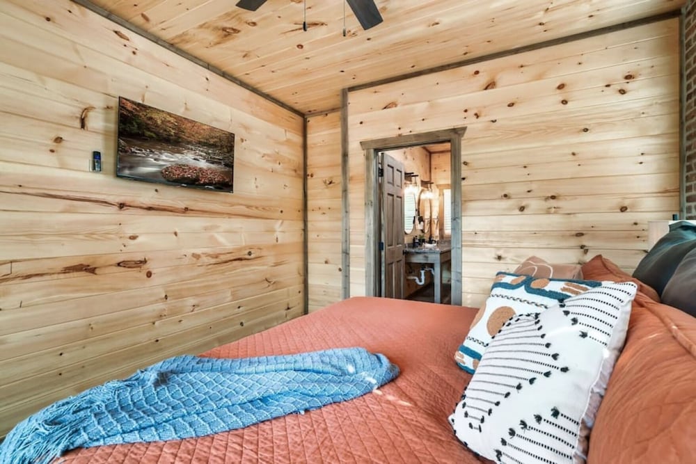 Tranquil Mountain Getaway By Ghosal Luxury Lodging - photo 3