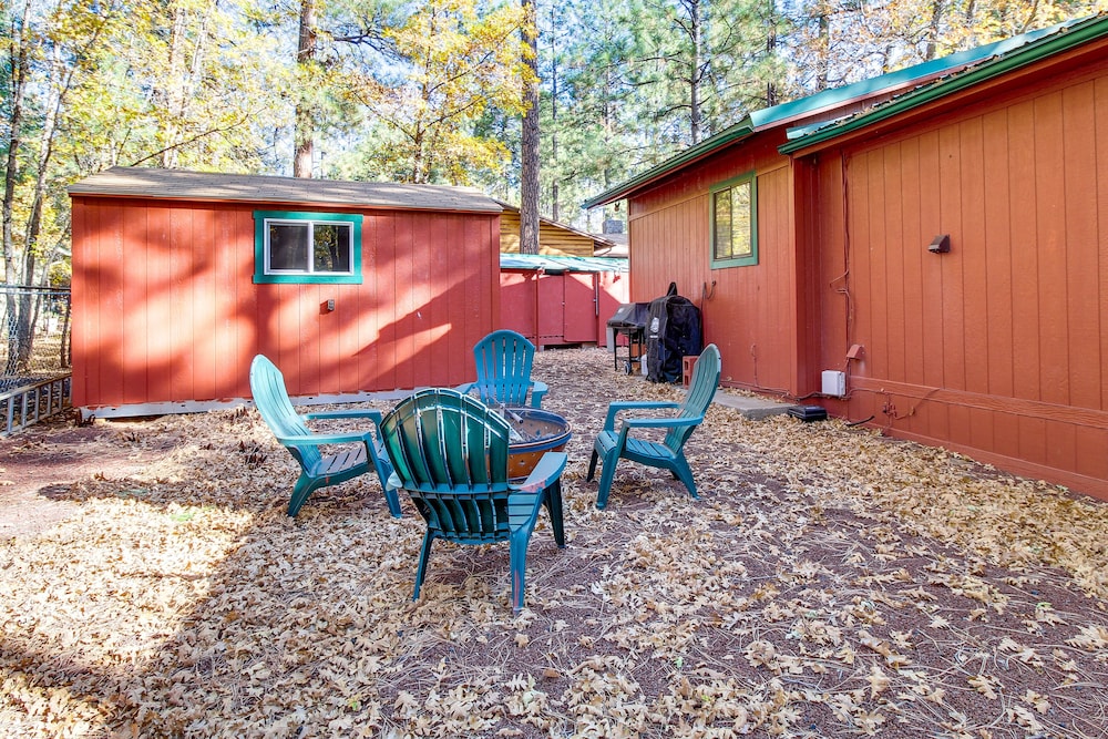 Pinetop lakeside Cabin Rental: Porch & Fire Pit - photo 24