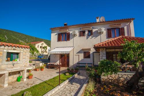 Rooms with a parking space Cres 2512 in Cres, Croatia