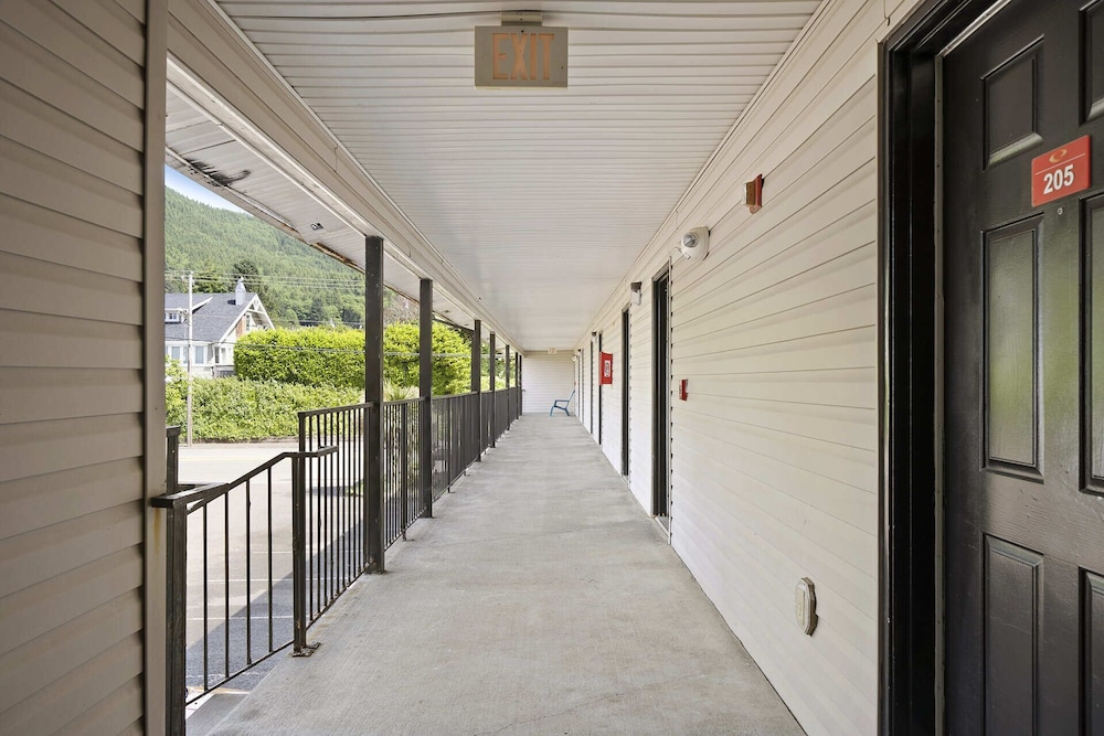 Garibaldi Inn at the Bay - photo 37