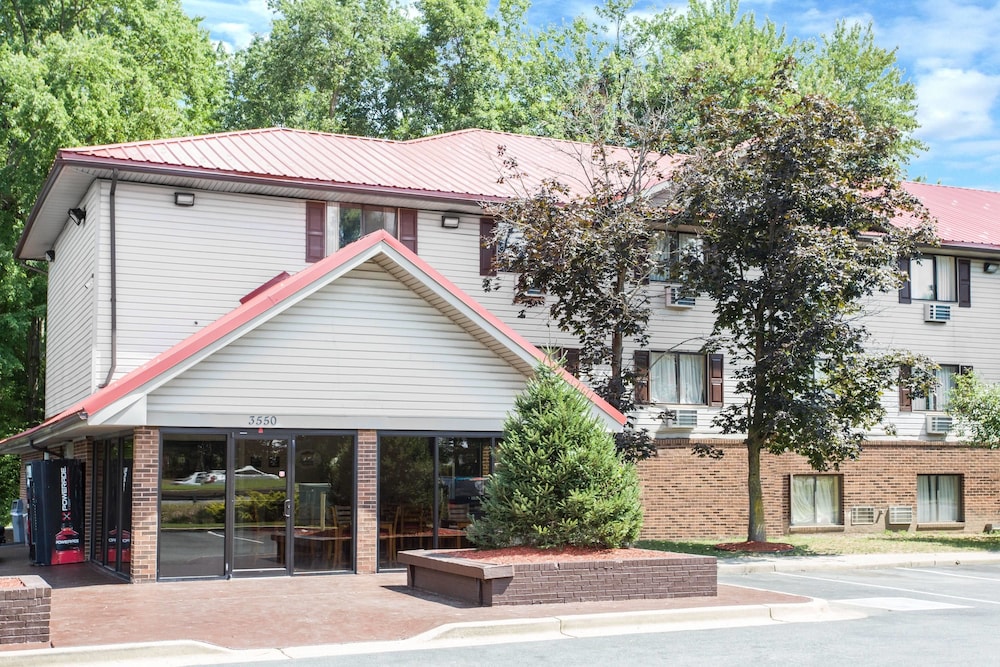 Super 8 by Wyndham Waldorf — hotel in Waldorf