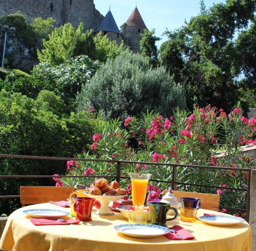 Le Cellier de Beaulieu Au Pied de la Cite Maison de Vacances Avec Climatisation Et Jacuzzi — 4-Star Luxury Hotel in Carcassonne, France