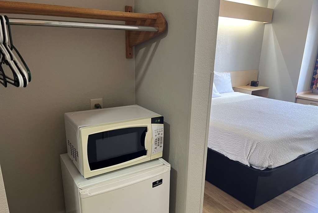 Days Inn & Suites by Wyndham Hutchinson - photo 15