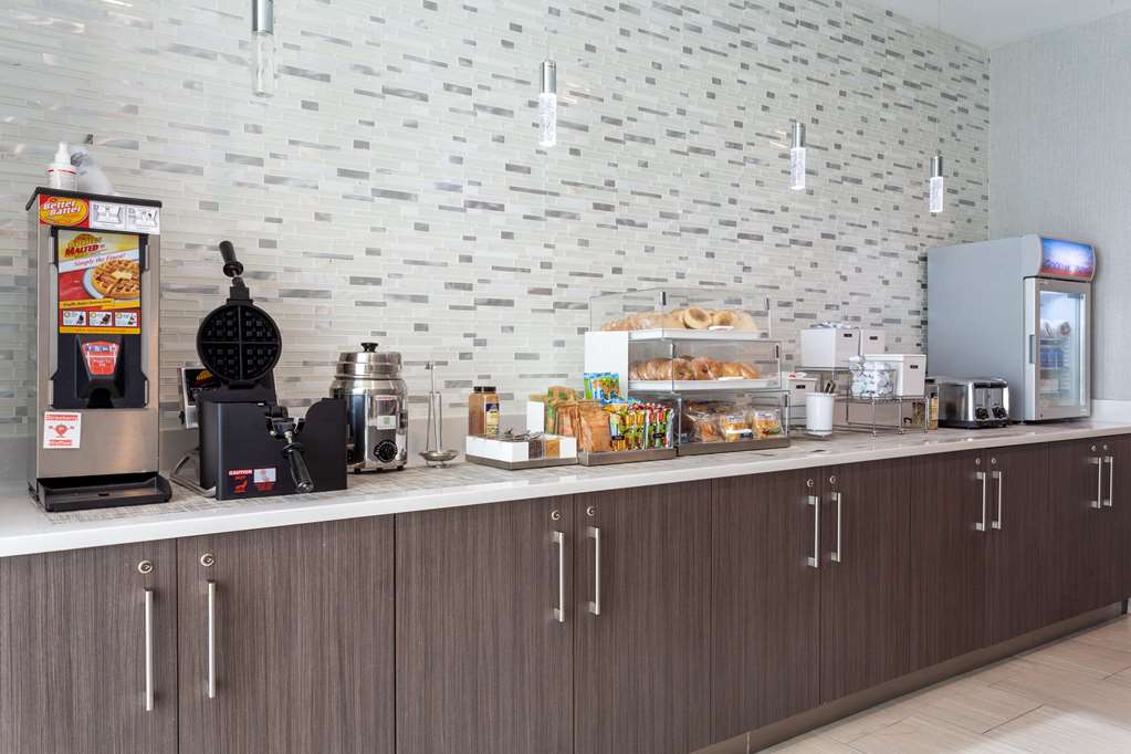 La Quinta Inn & Suites by Wyndham Shorewood - photo 8