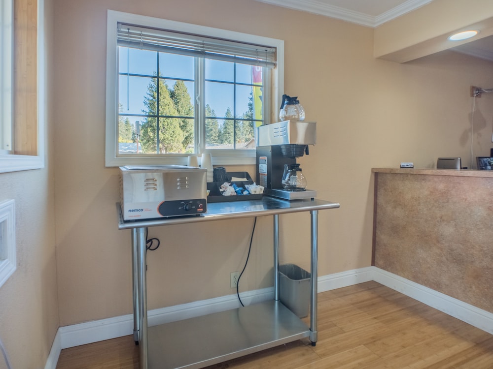 Shasta Pines Motel & Suites - photo 46