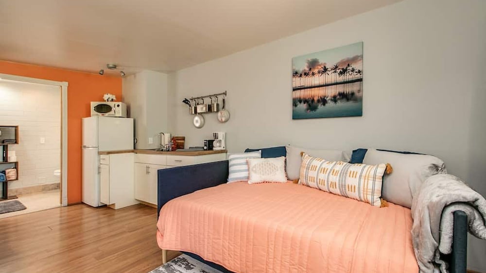 Bright & Cozy Mid Town Zen Yard Studio - last minute hotel in Phoenix