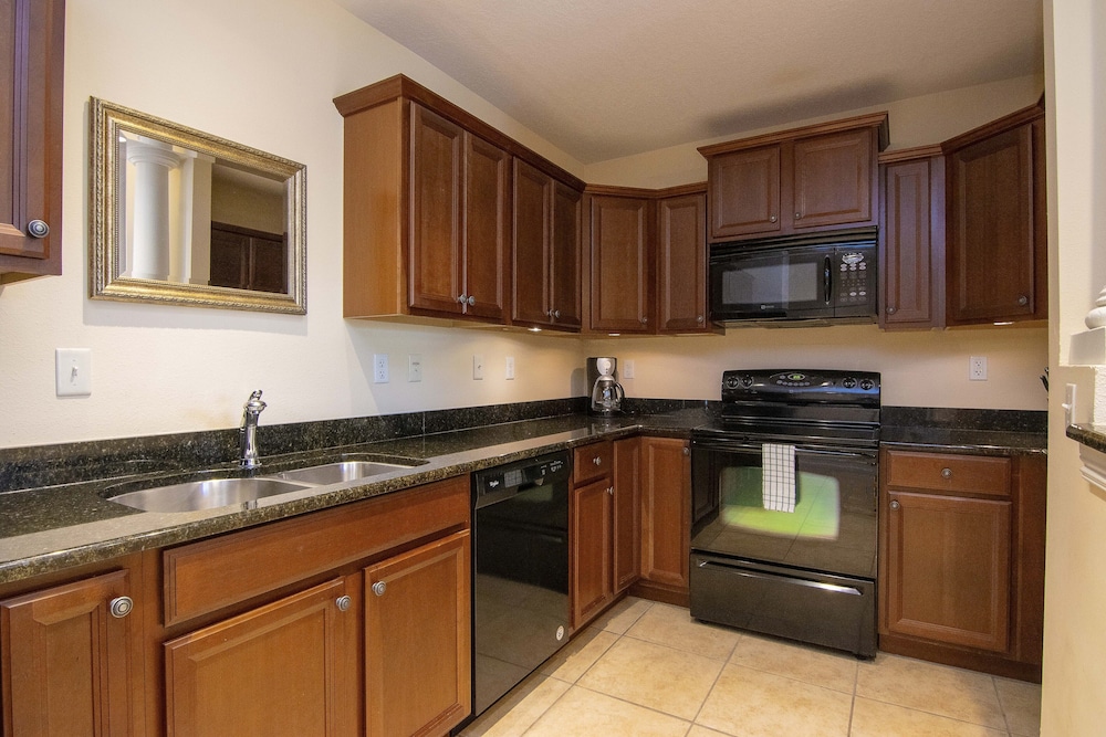 Emerald Greens Hotel Condo Resort - photo 7