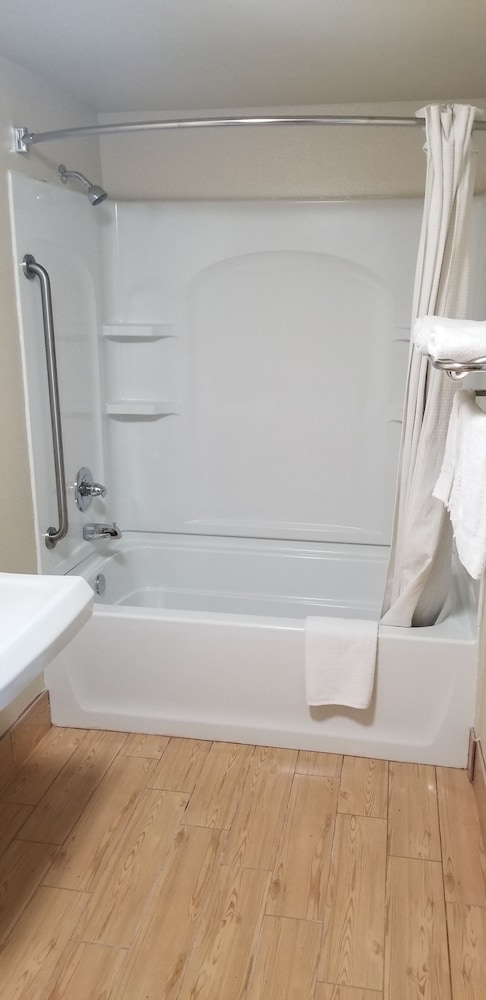 Mayfair Inn Ontario Airport - photo 11