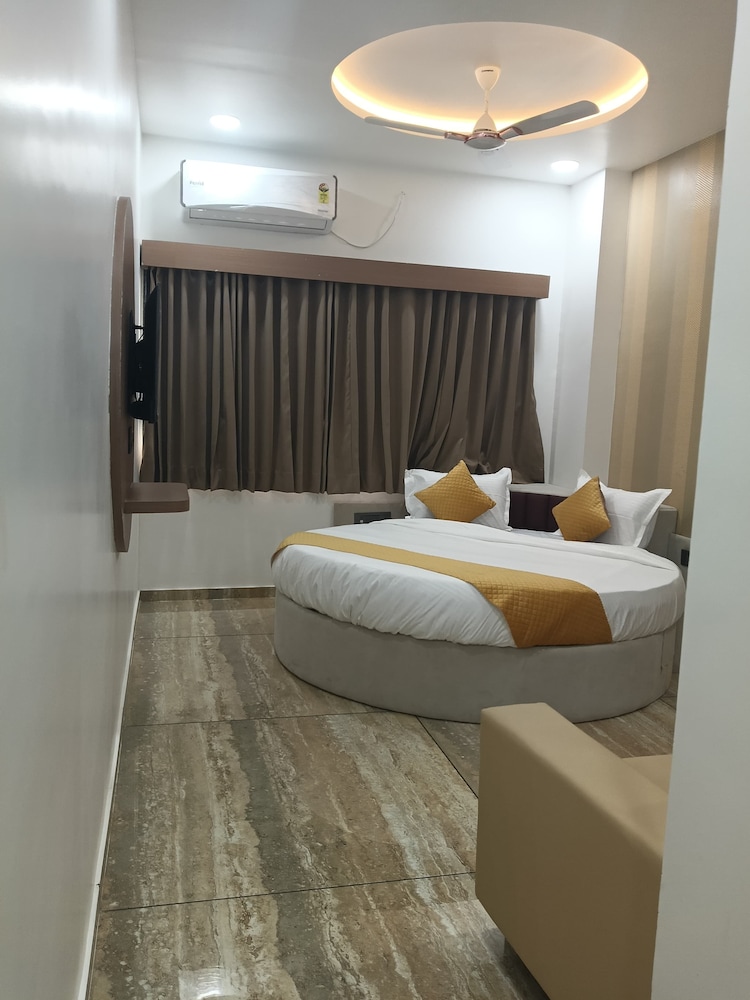 Hotel Rose Prime in Anand, India