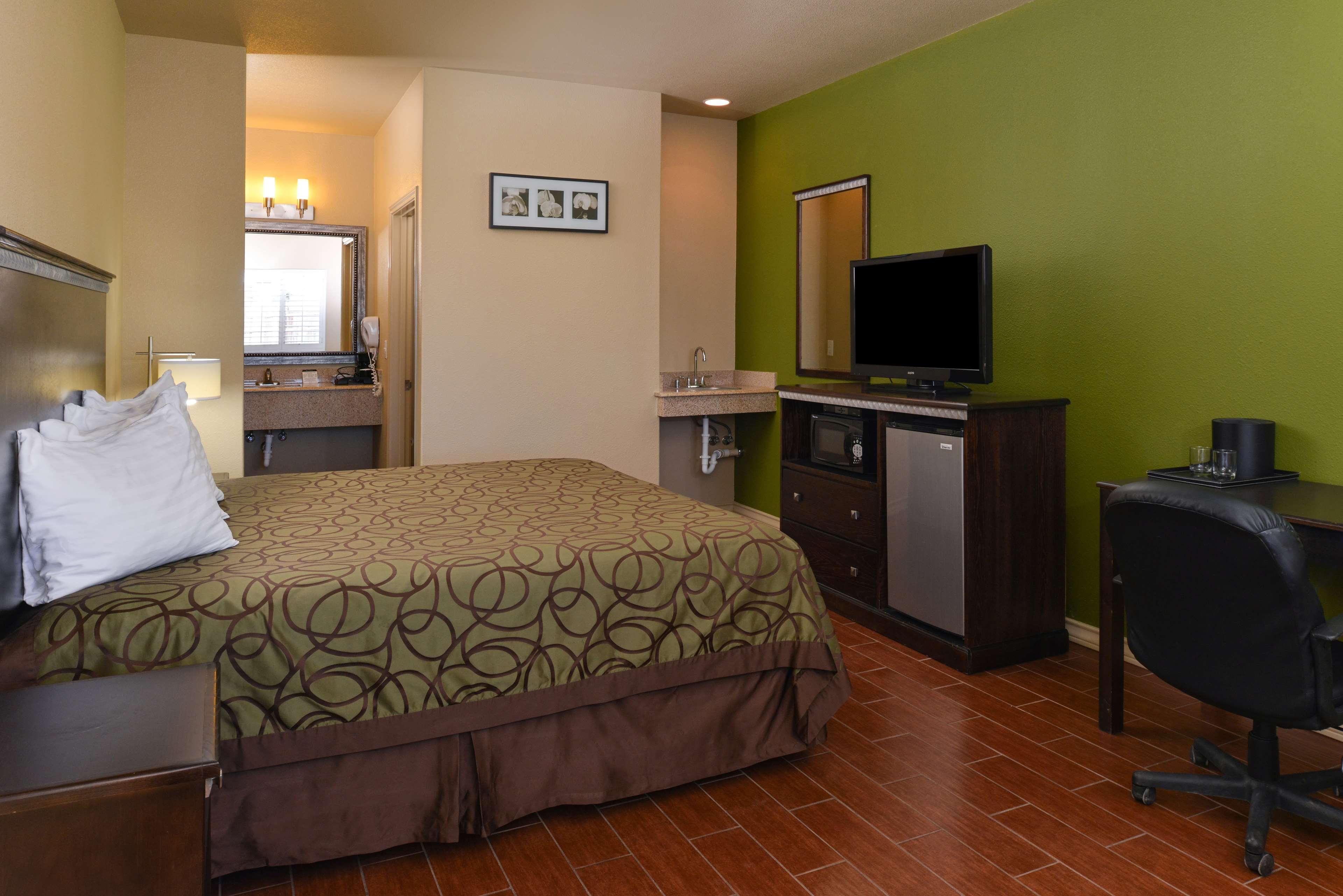 Studio Inn & Suites Kitchenettes - photo 12