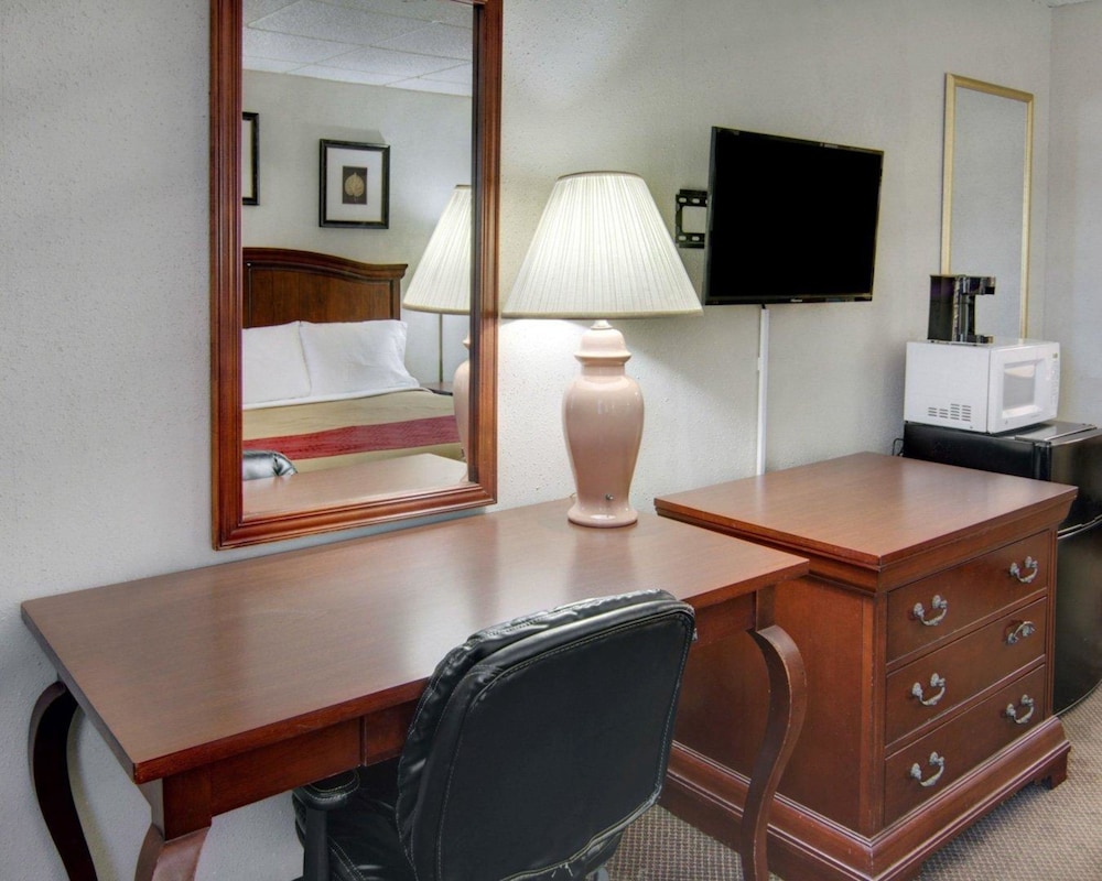 Econo Lodge & Conference Center - photo 40
