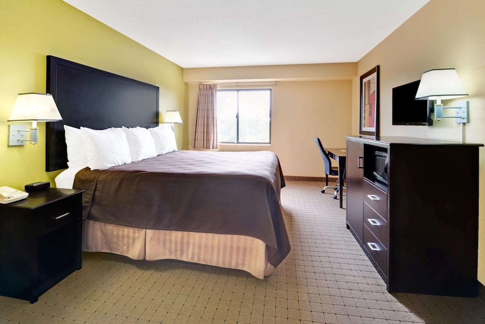 Days Inn & Suites by Wyndham DeSoto - photo 5