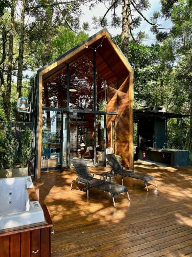 La negra cabana entre araucárias in Sao Francisco De Paula, Brasil