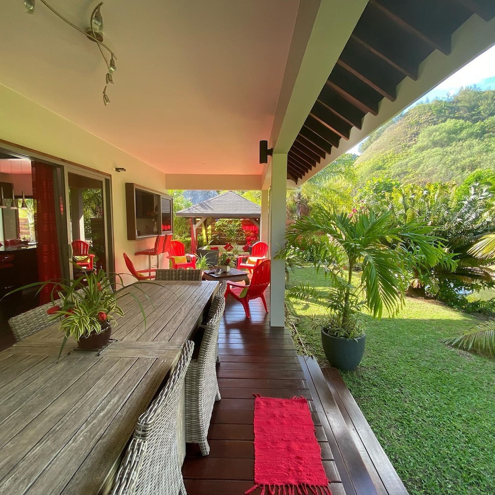 Moorea Villa Tiahura — 4-Star Luxury Hotel in Papetoai, French Polynesia