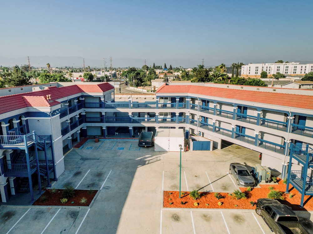 Downey Inn Luxury Suites - photo 23