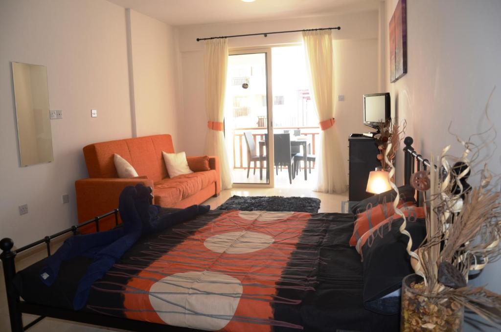 Studio with shower room E5 full kitchen poolside FREE WIFI