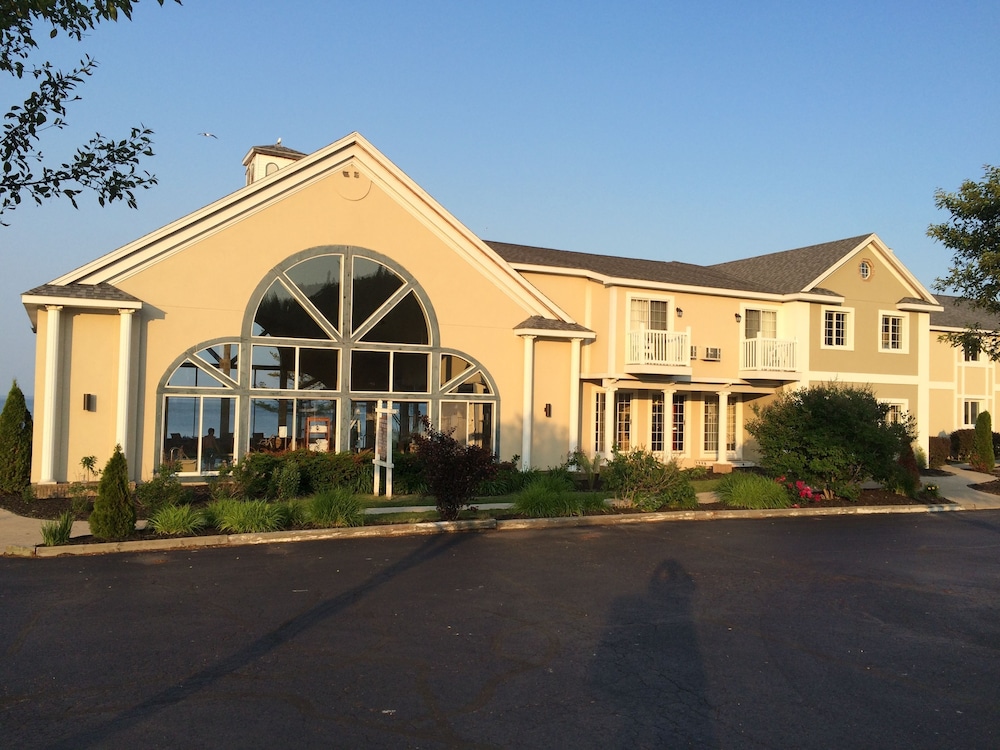 Baymont by Wyndham St. Ignace Lakefront - photo 42