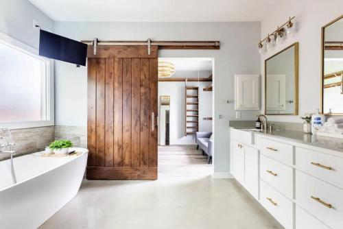 Downtown Modern Farmhouse Pool Sleeps 12 — 4-Star Luxury Hotel in San Antonio, United States