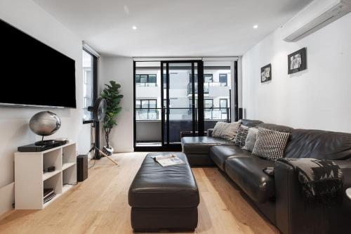 Stylish Condo Apartment with Stunning Rooftop Views & Pool Gym and Hot Tubs by Peppy Beach Retreats — 4-Star Luxury Hotel in Melbourne, Australia