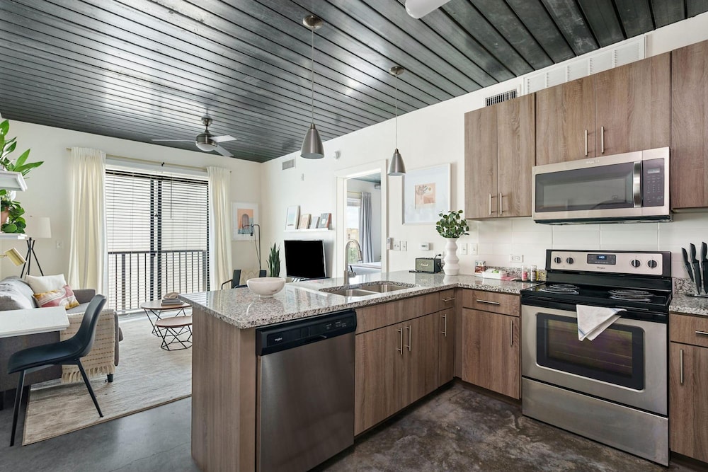 Mid Main Lofts 6424 Cool Designer 1BR Loft Midtown Houston - photo 6