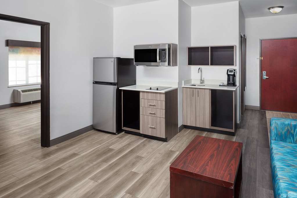La Quinta Inn & Suites by Wyndham Woodward - photo 33
