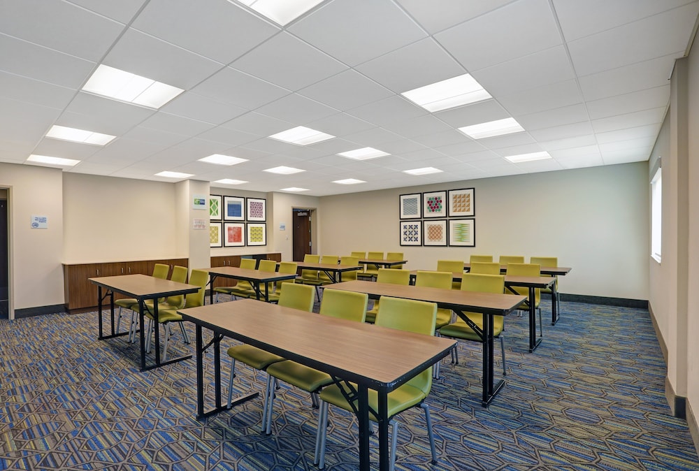 Holiday Inn Express & Suites Lenexa Overland Park Area by IHG - photo 45