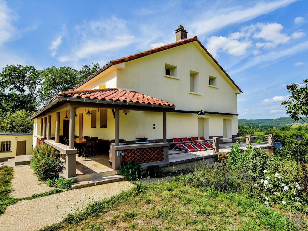 Spacious Villa in Puy l' v que With Swimming Pool — 4-Star Luxury Hotel in Puy-L'eveque, France