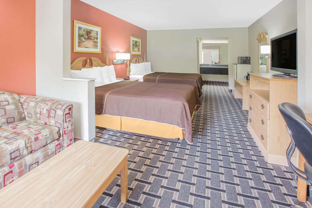 Days Inn & Suites by Wyndham Pine Bluff - photo 11