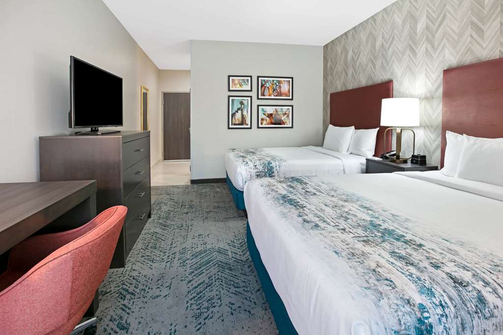 La Quinta Inn & Suites by Wyndham DFW West Glade Parks - photo 14