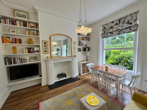 Exceptionally Large Newly Refurbished 1 Bed Flat in Hither Green — 4-Star Luxury Hotel in London, United Kingdom