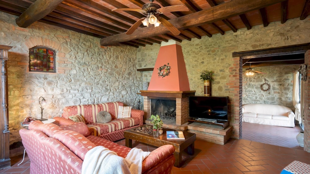 Podere Belvedere 6 Emma Villas — 4-Star Luxury Hotel in Montevarchi, Italy