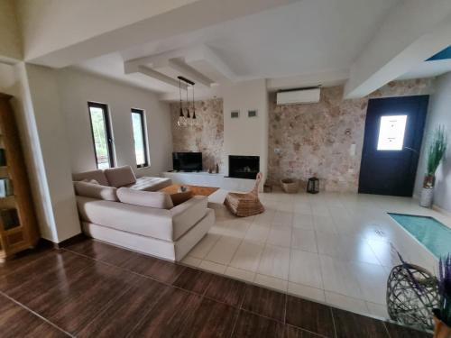 Precious Emma's House — 4-Star Luxury Hotel in Afantou, Greece
