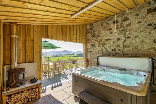 Mill House with Hot Tub — 4-Star Luxury Hotel in Cray, United Kingdom