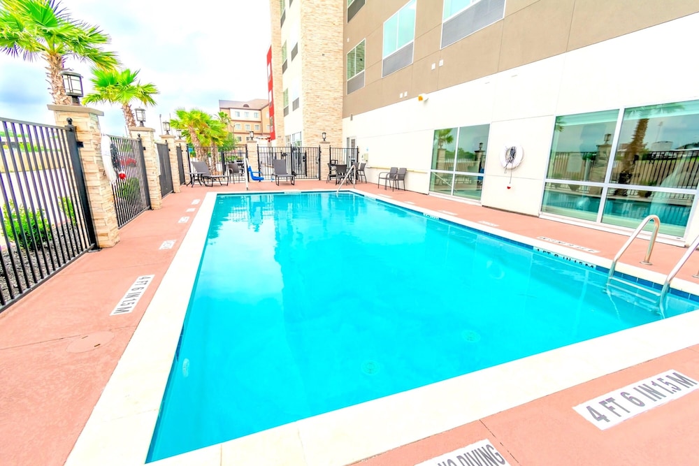 Holiday Inn Express & Suites Houston IAH Beltway 8 by IHG - photo 41