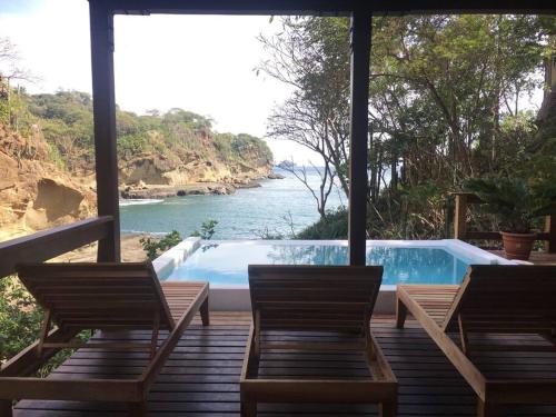 Shankton Harbour 3 Bedroom 4 Bathroom Beach House w Private BEACH SEA path — 4-Star Luxury Hotel in Tola, Nicaragua