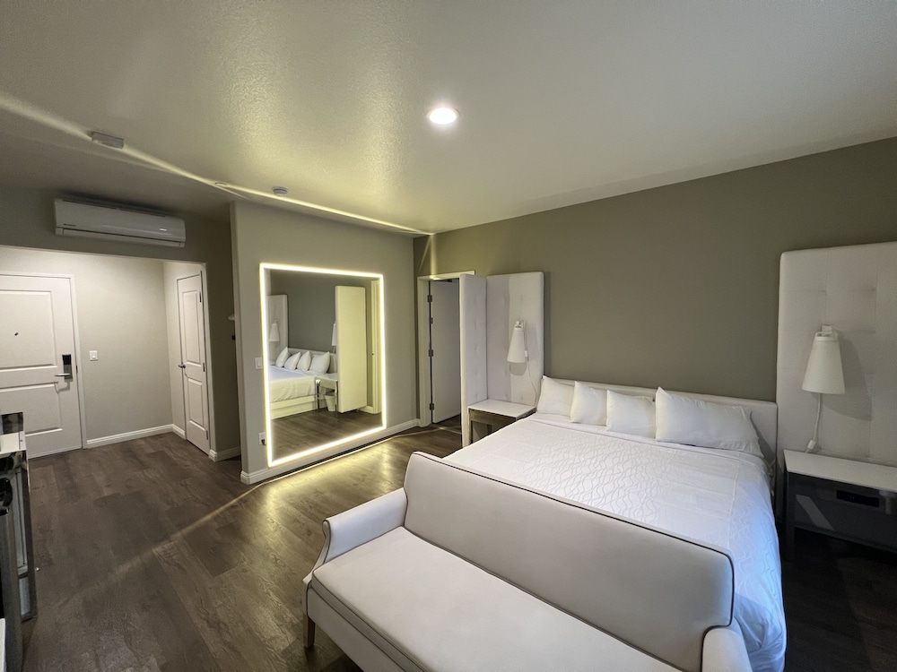 Aspire Inn & Suites Orange - photo 11