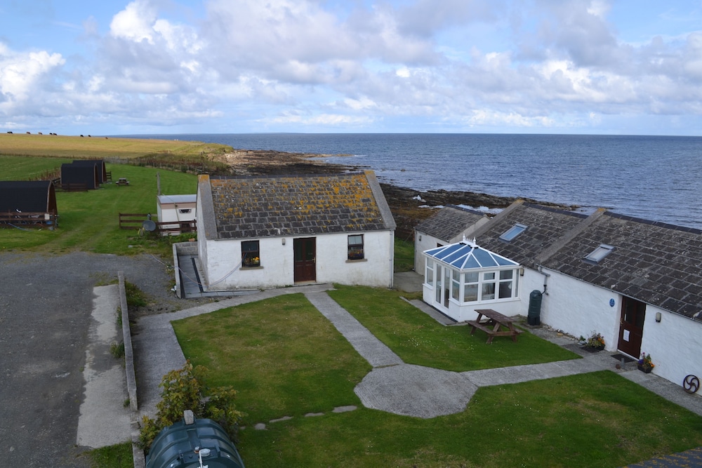 Ayres Rock Hostel & Campsite — 4-Star Luxury Hotel in Orkney, United Kingdom