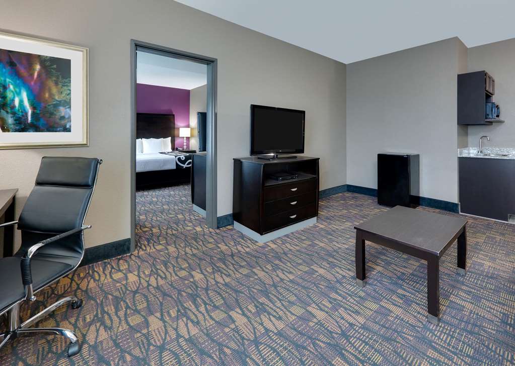 La Quinta Inn & Suites by Wyndham Jourdanton Pleasanton - photo 9