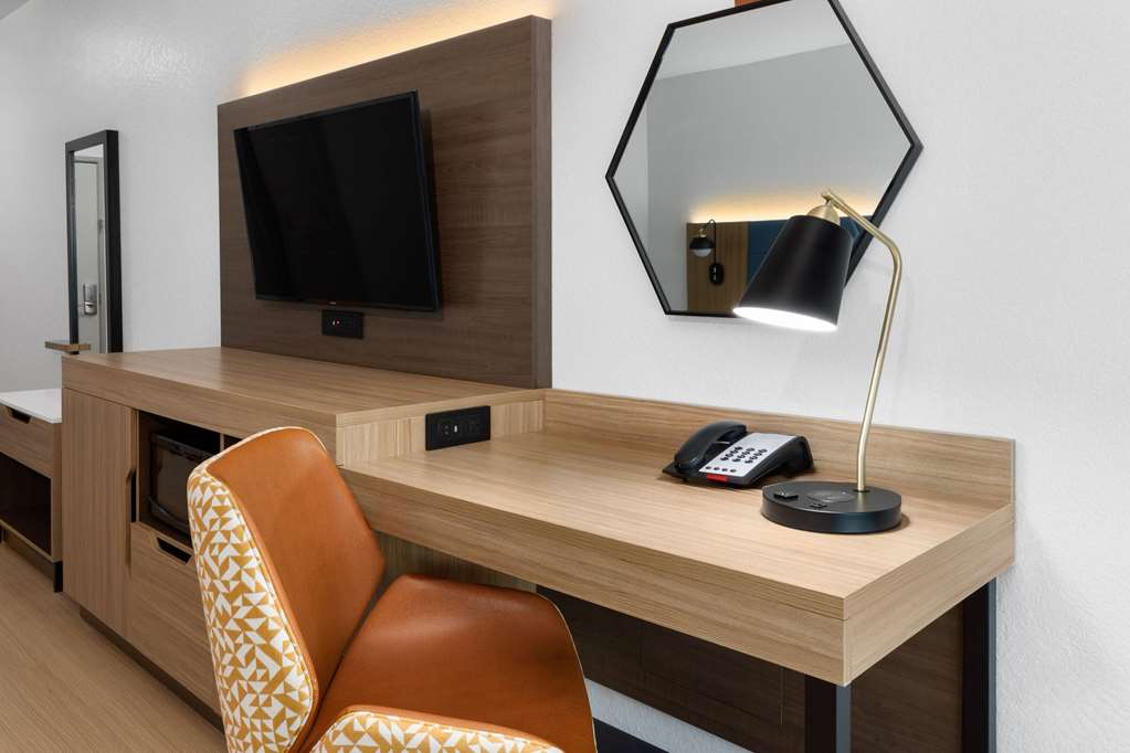 La Quinta Inn & Suites by Wyndham San Antonio Northwest - photo 39