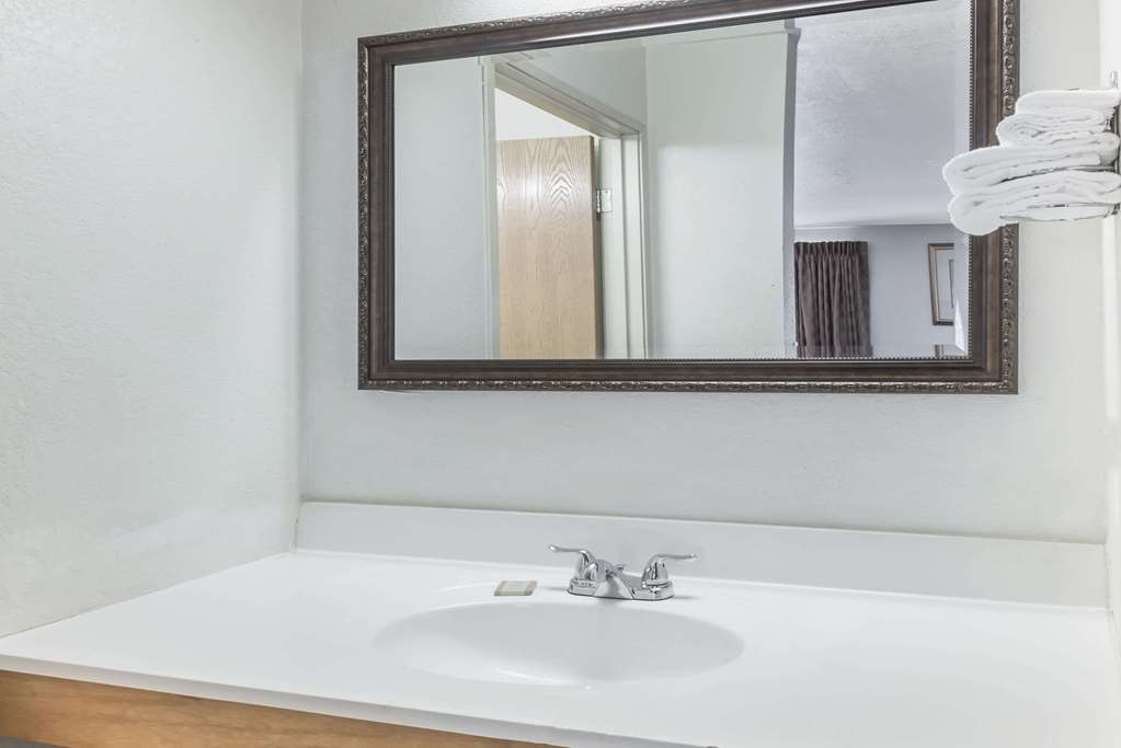 Super 8 by Wyndham Pittsburgh Monroeville - photo 14