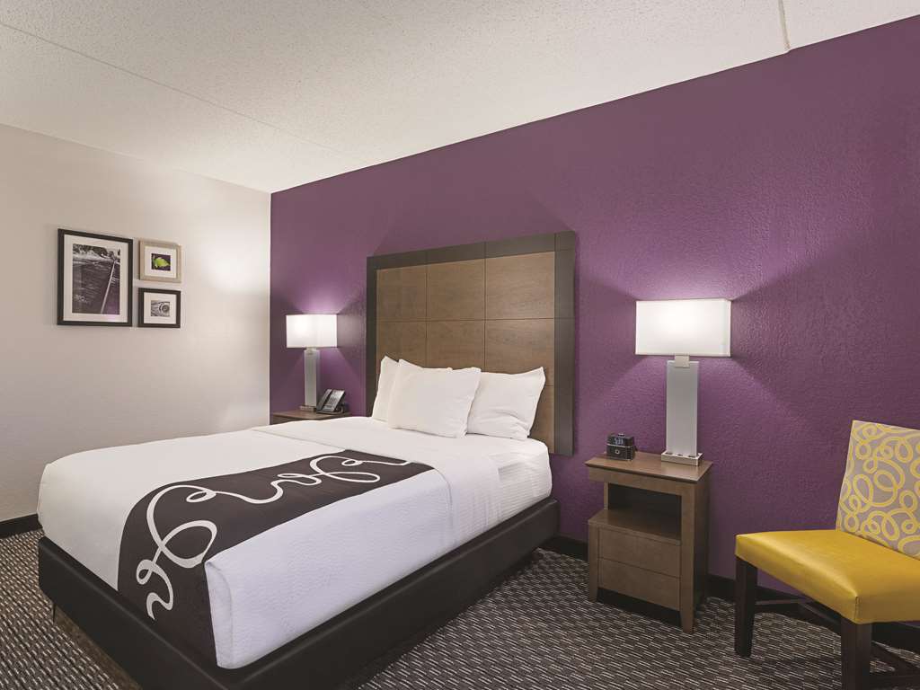 La Quinta Inn & Suites by Wyndham Baltimore BWI Airport - photo 22
