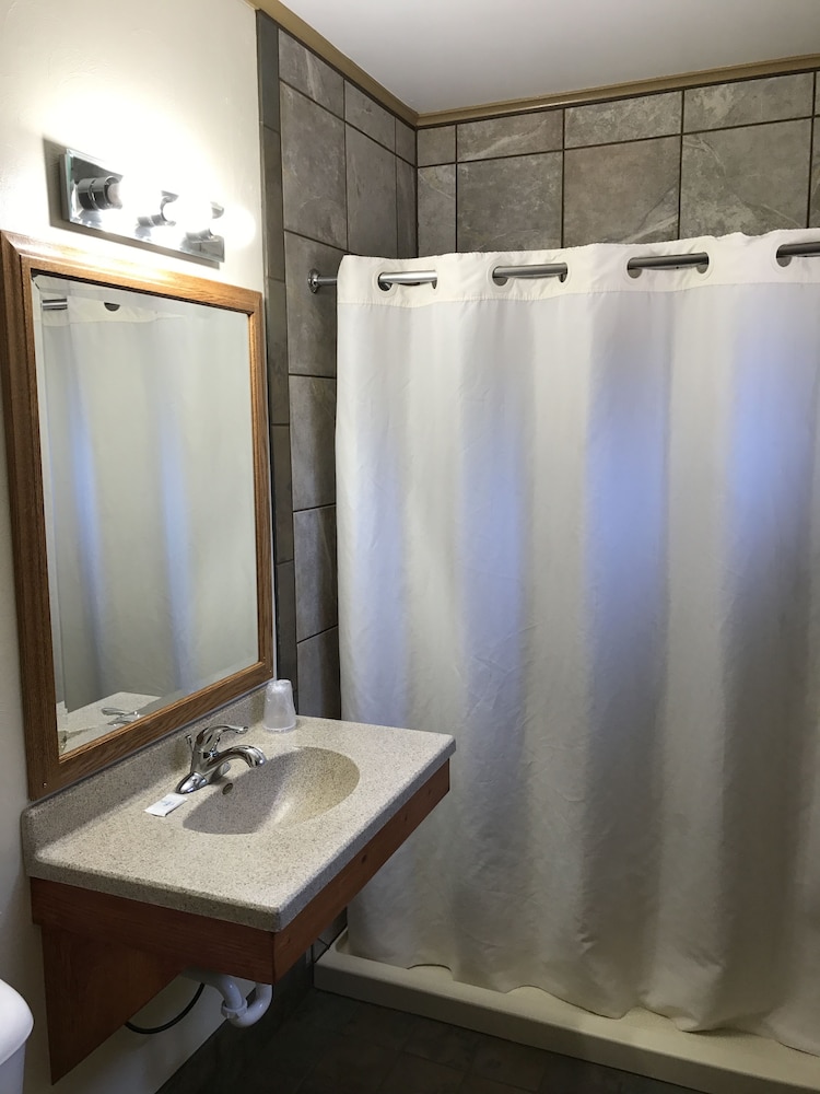 Marinette Inn - photo 13
