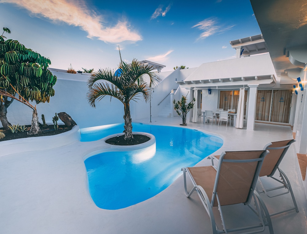 Villas Veaco Bahiazul with private pool — 4-Star Luxury Hotel in Corralejo, Spain