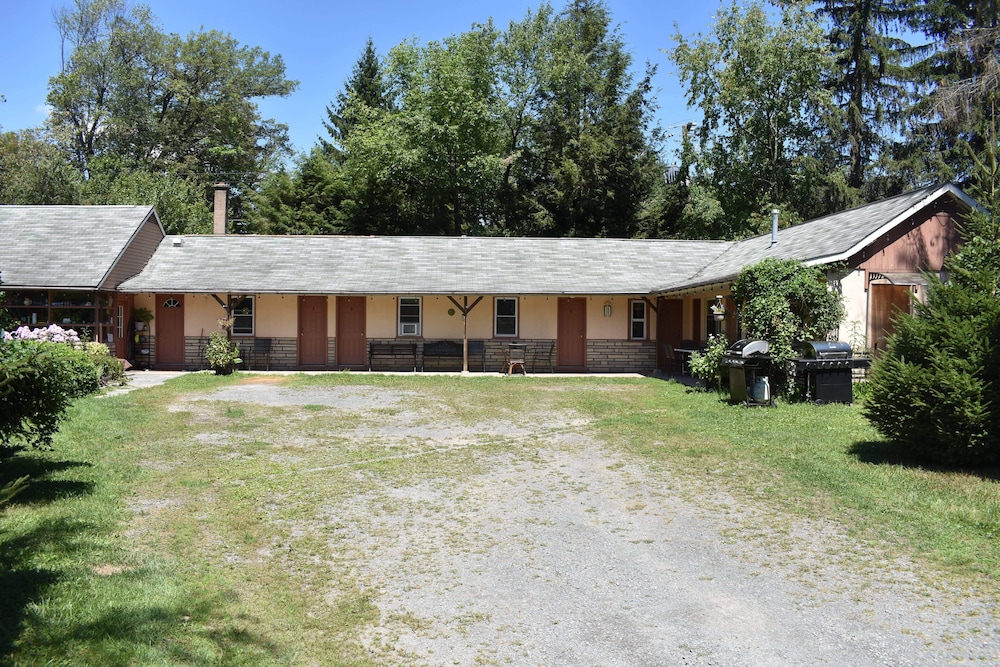 Pl Motel — hotel in Greentown
