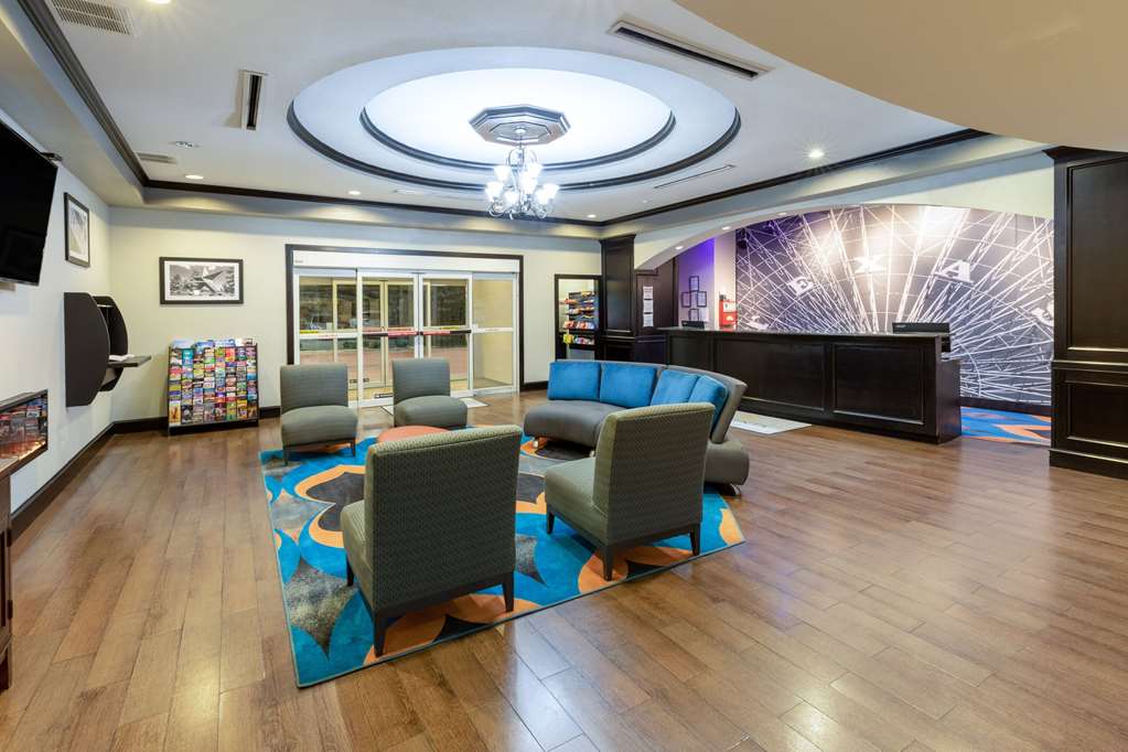 La Quinta Inn & Suites by Wyndham Fort Worth Lake Worth - photo 4