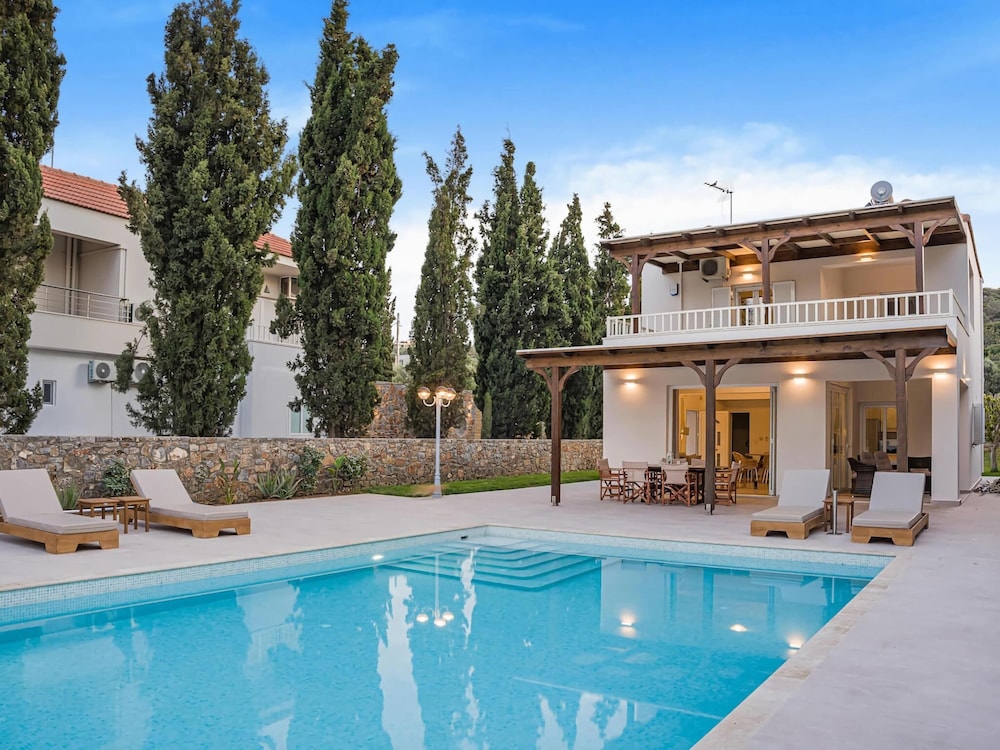 Villa in Epano Sisi Near Child friendly Beach — 4-Star Luxury Hotel in Agios Nikolaos, Greece