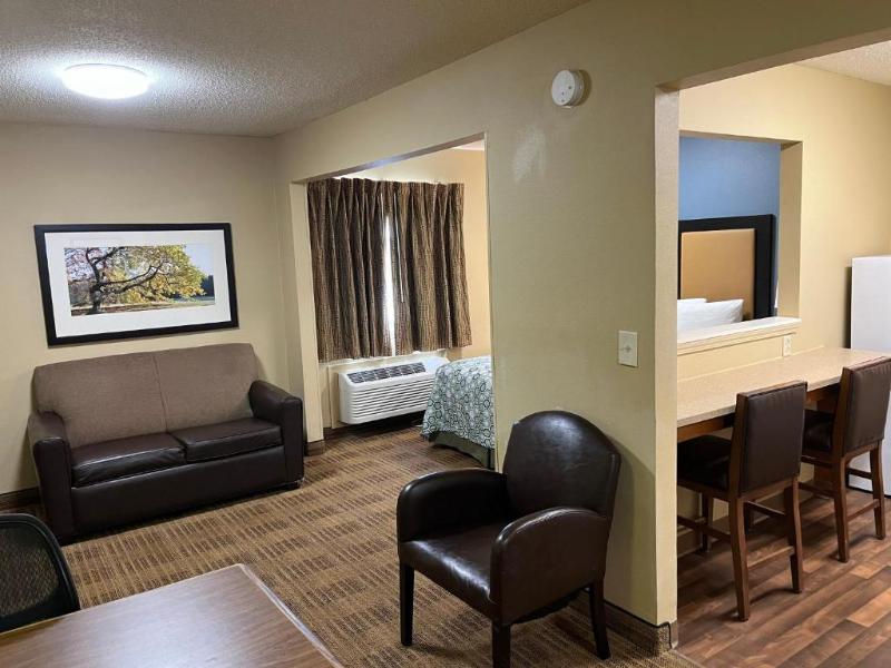 HomeTowne Studios & Suites by Red Roof Greensboro - photo 6