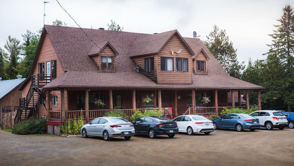 L Auberge Refuge Du Trappeur Inn — Saint Mathieu