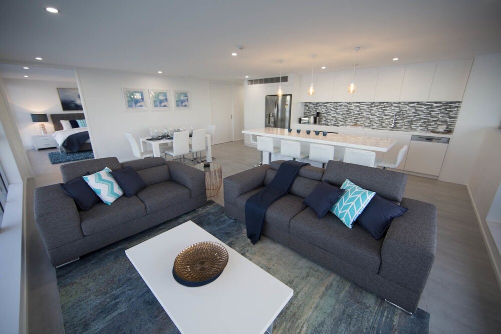 Golden Sands Private Apartments — 4-Star Luxury Hotel in Main Beach, Australia